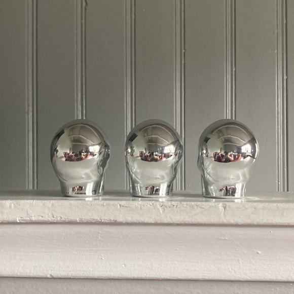 NWT Set of 3 Ceramic- Silver Pearl Finish Halloween Skull 💀 Decorations - Picture 12 of 17